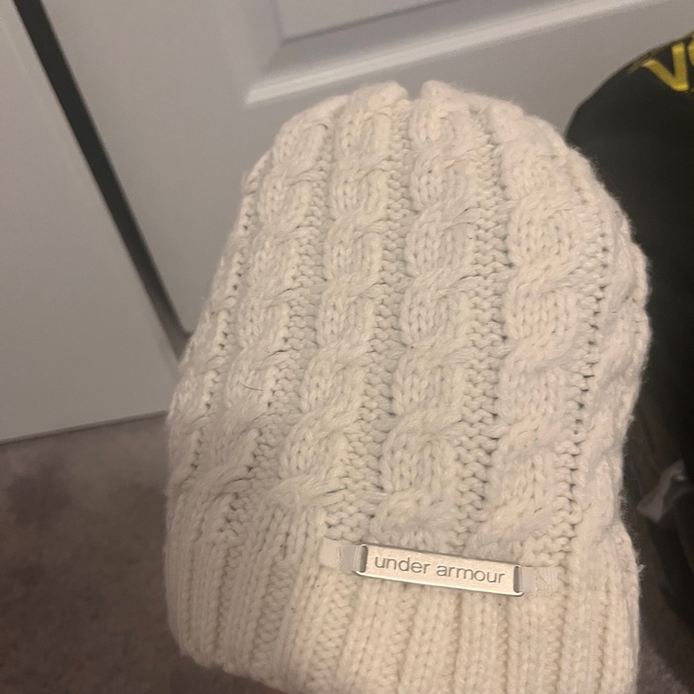 UNDER ARMOUR WINTER HAT - Picture 3 of 6